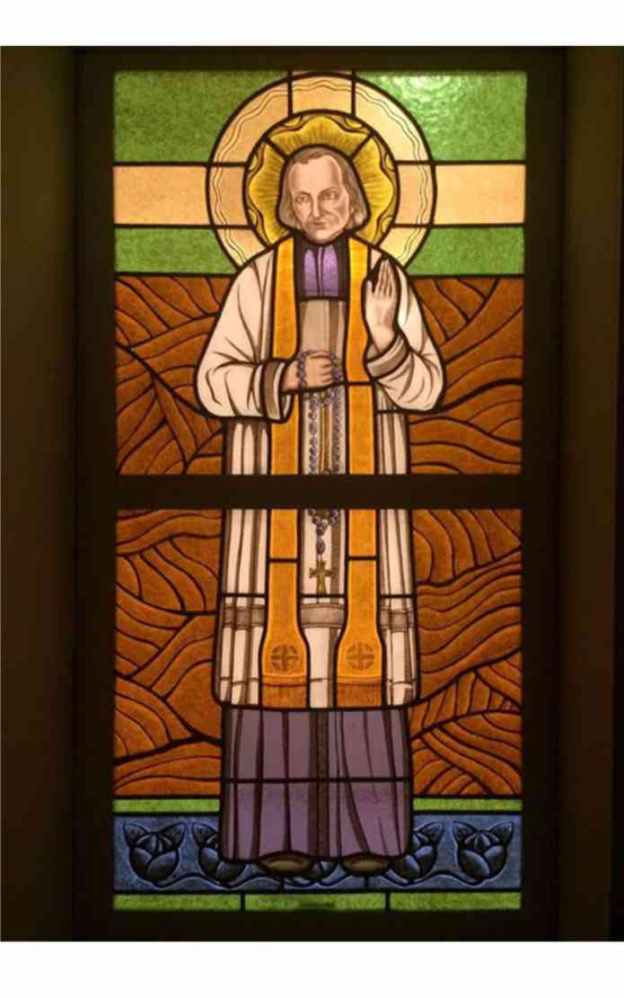 Vitral São Vianey; Iris arte vítrea; venda de vitral, telefone de vitrais, fábrica de vitrais, estúdio de vitrais, restauração de vitrais, compra de vitrais, loja de vitrais, contato de vitrais; vitral sacro; vitral Florianópolis; Vitral Santa Catarina, Vitraux; stained glass; seminário Tubarão; Roberto Petrelli