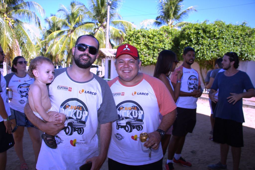 OSAMA COM FILHO E BEIRA MAR.jpg