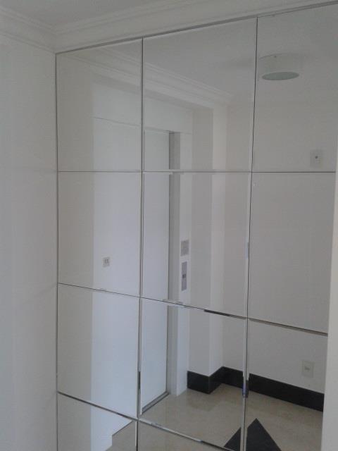 montagem de espelho para hall
