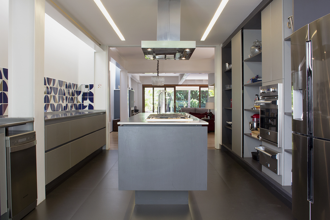 reforma cozinha ilha lourenço de almeida iluminação sob bancada marcenaria armários kitchens bancada inox mekal piso porcelanato 60 x 120 caixilho preto porta correr lousa branca