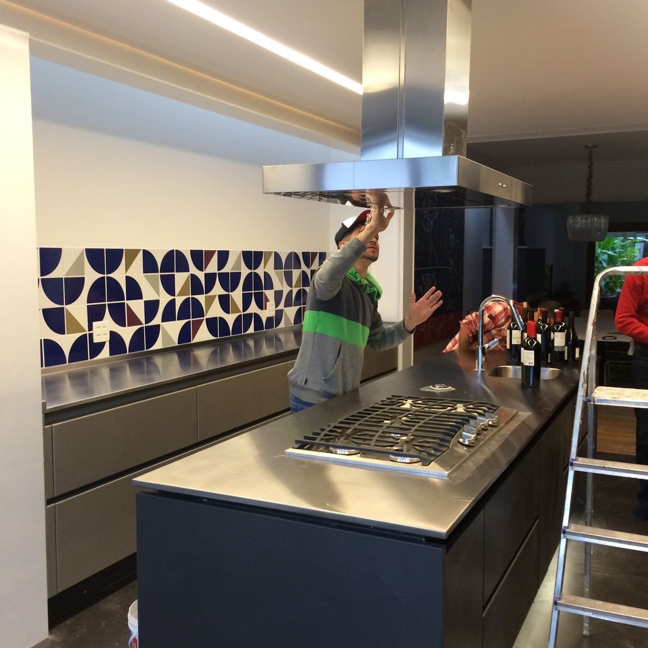 reforma cozinha ilha lourenço de almeida iluminação indireta sob bancada marcenaria armários kitchens bancada inox mekal piso porcelanato 60 x 120 caixilho preto azulejo painel lurca