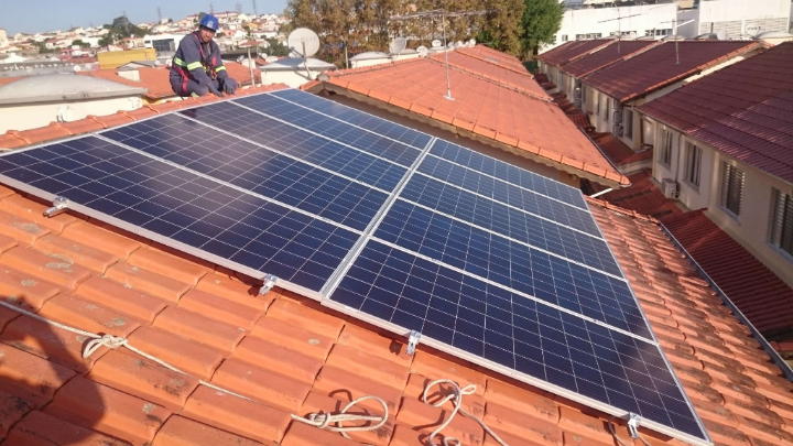 Instalação sistema de 3,25 kWp com módulos Canadian e microinversor APSystems.