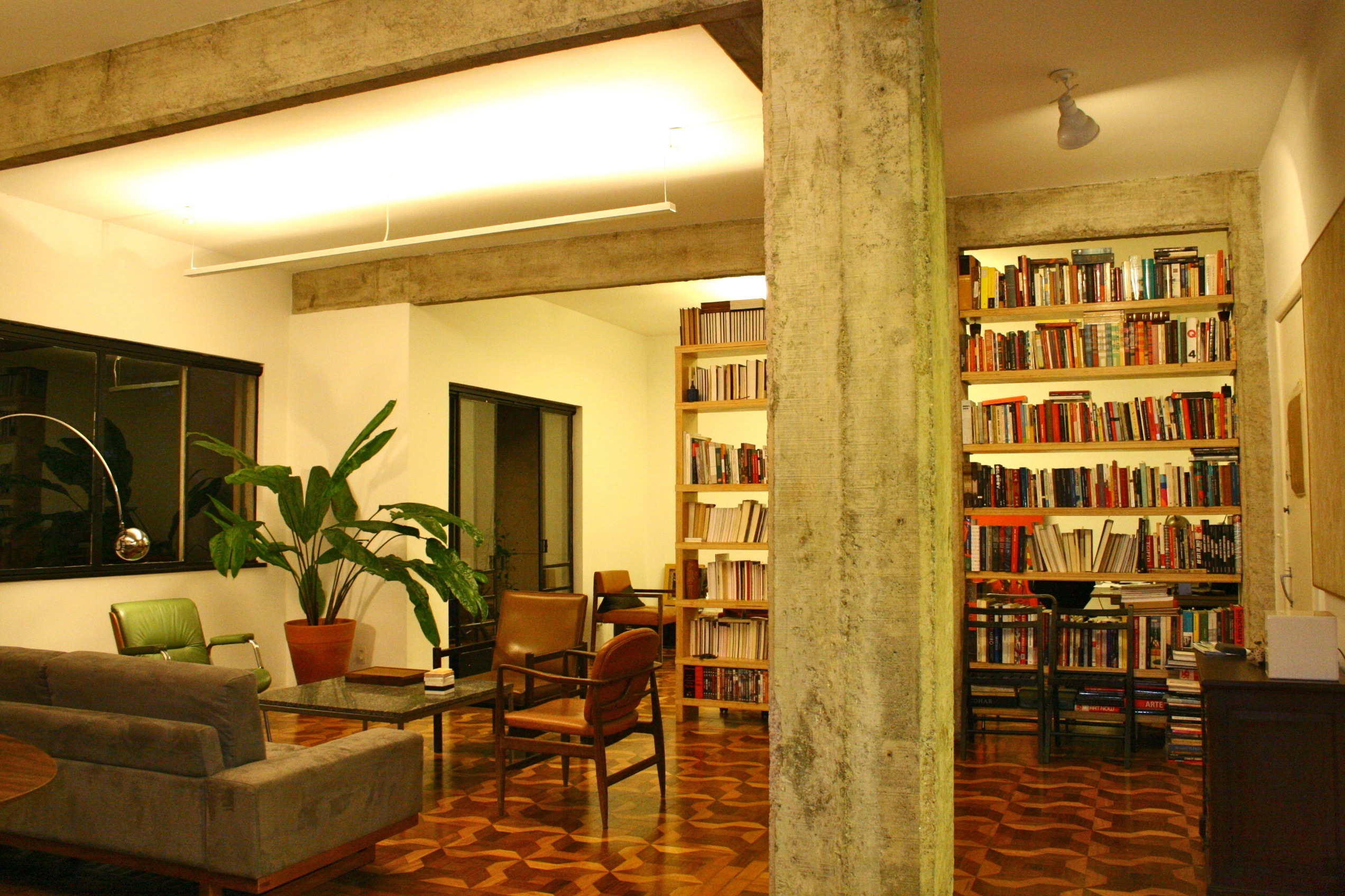 estrutura concreto aparente reforma derrubar demolir demolição paredes mosaico taco piso estante compensado biblioteca iluminação reka restauro 