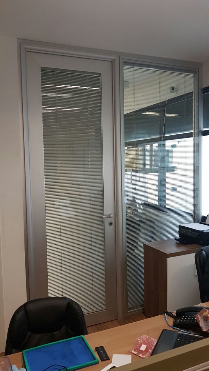 Porta vidro duplo com persiana embutid interna