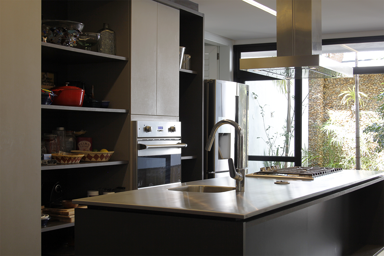 reforma cozinha ilha lourenço de almeida iluminação sob bancada marcenaria armários kitchens bancada inox mekal piso porcelanato 60 x 120 caixilho preto porta correr lousa branca