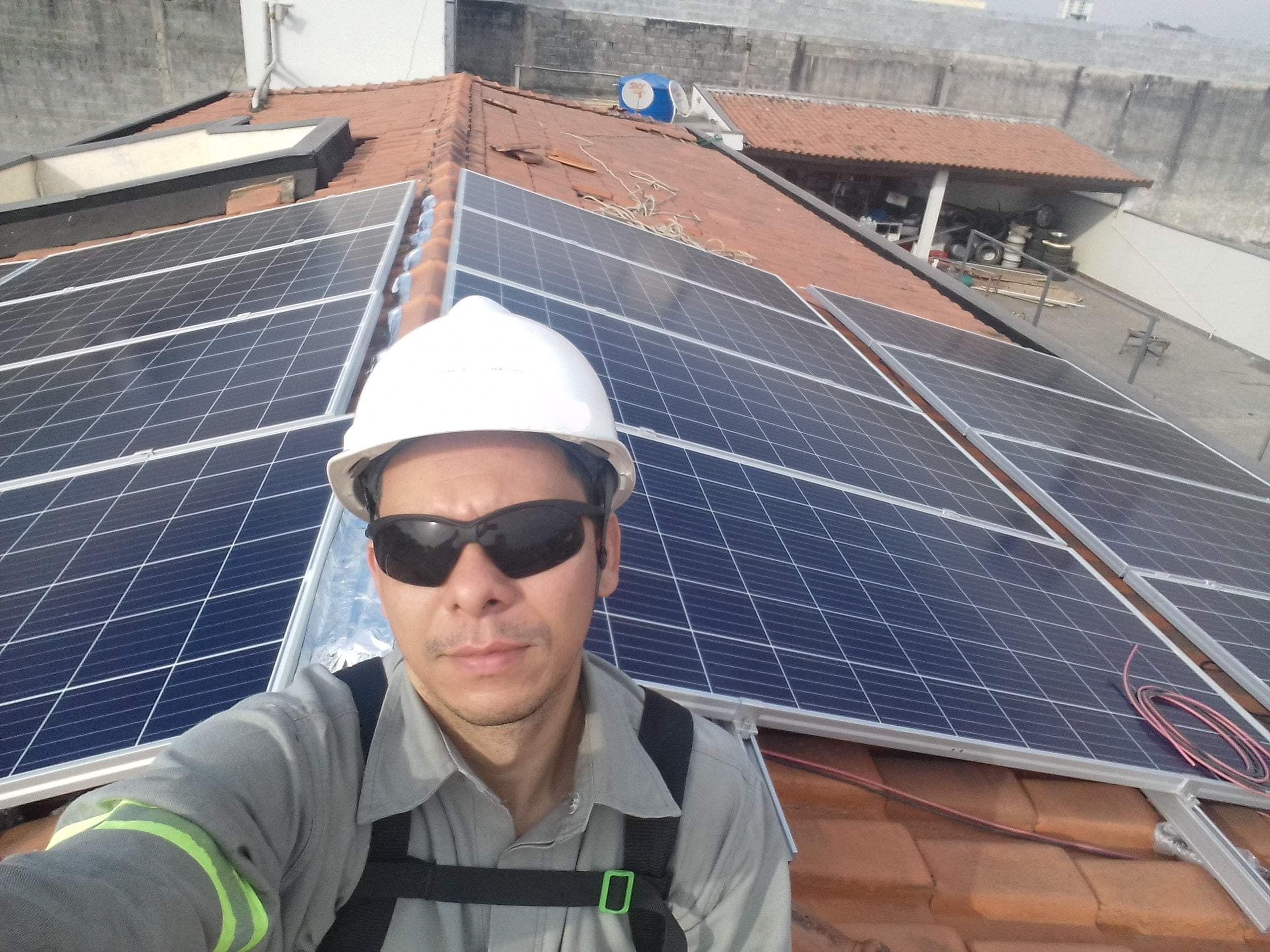 Instalação sistema de 5,85 kWp com módulos Canadian Solar e inversor Renovigi. Instalação na cidade de Suzano - SP