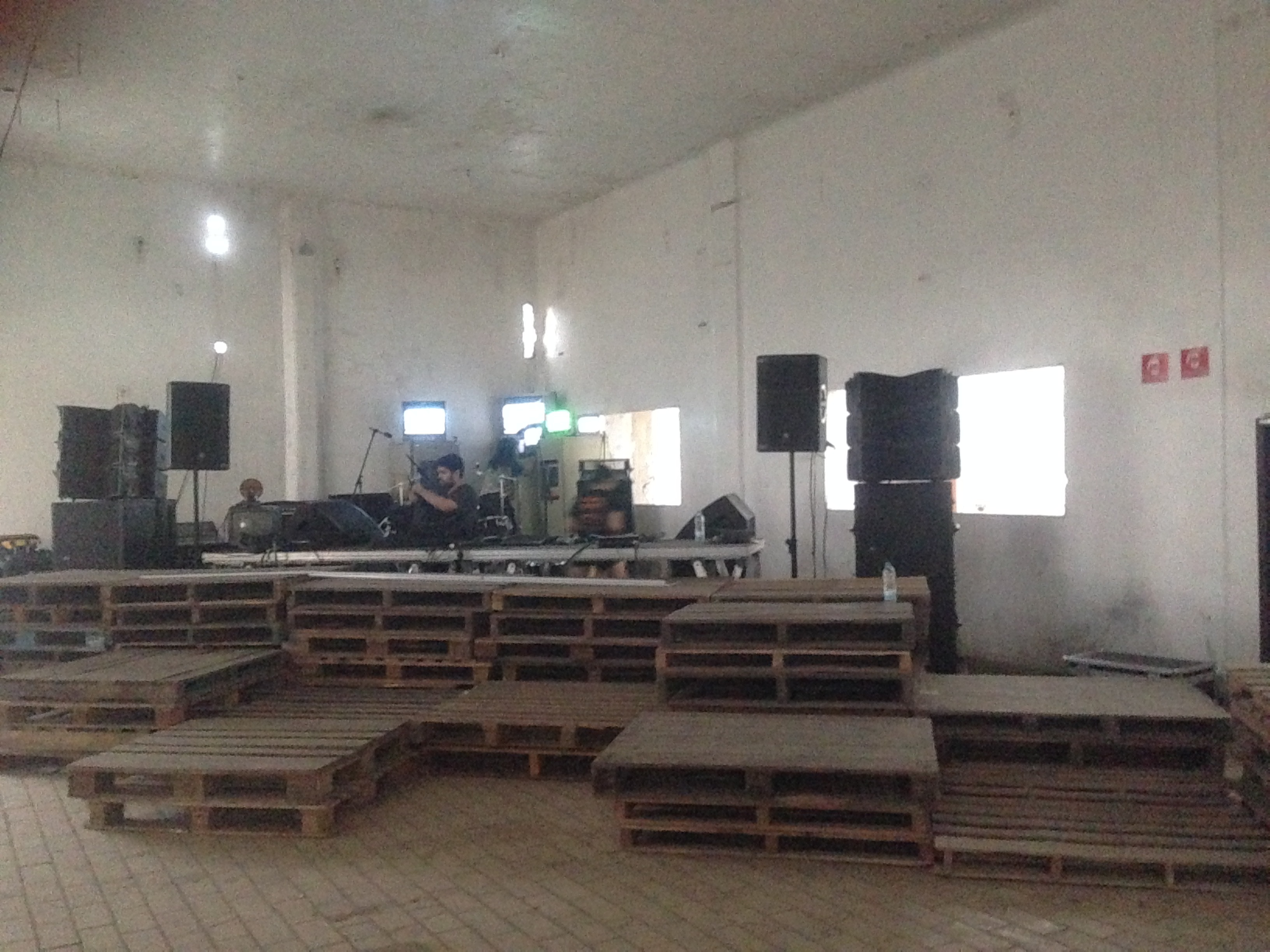 mamba negra alvarada alvorada paletes pallets fábrica de azeite lounge pista palco mobiliário produção eventos festas  