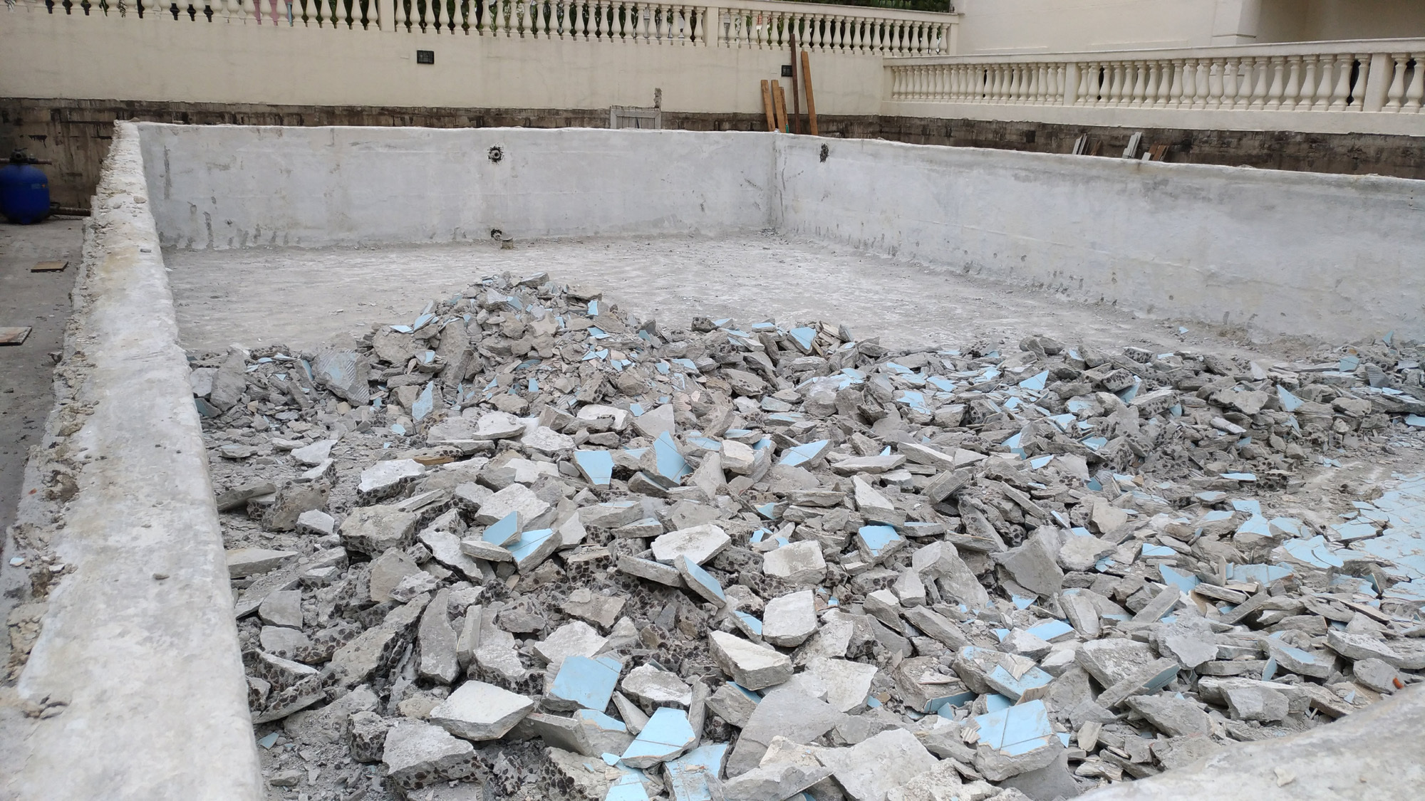 Demolição do revestimento da piscina