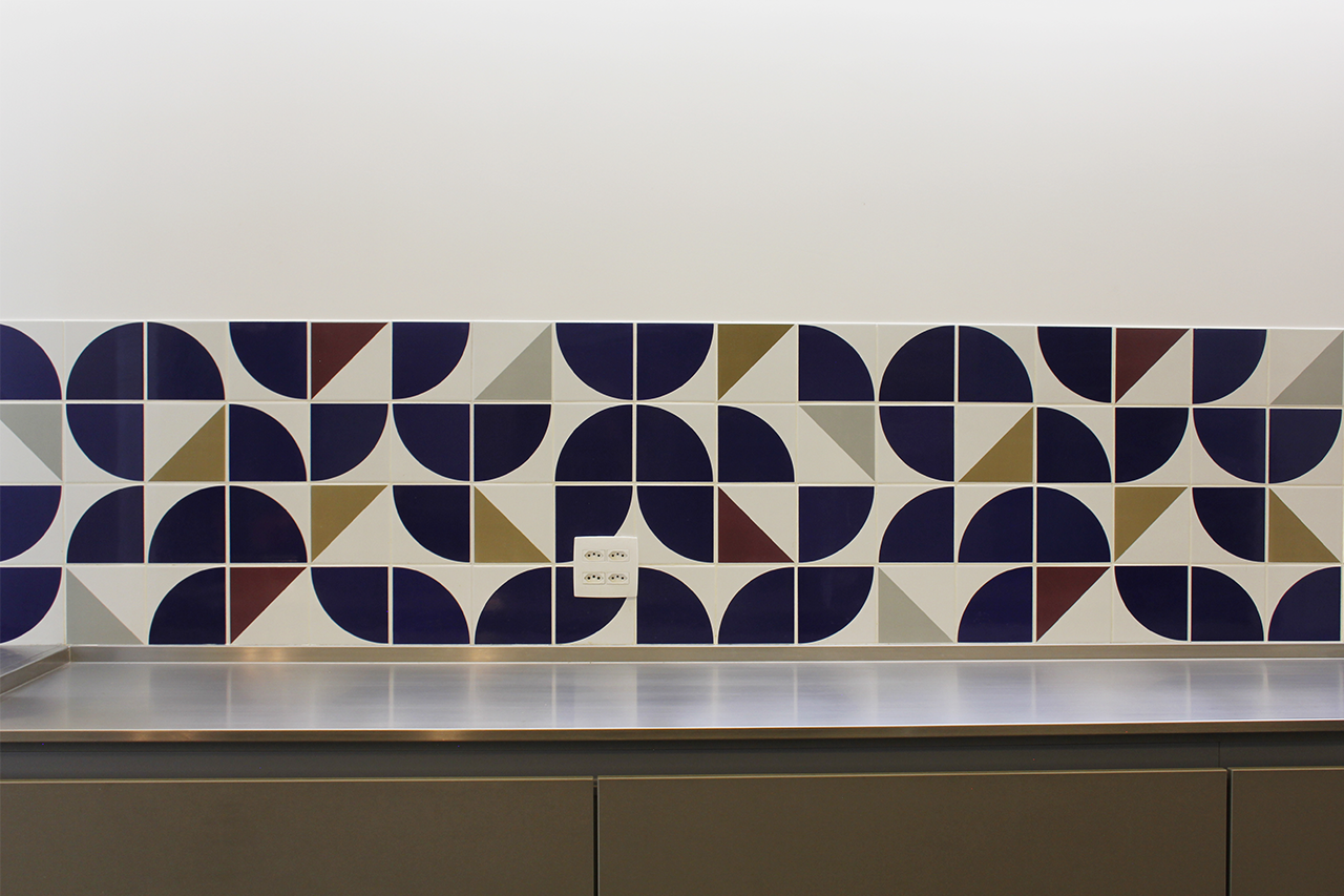 reforma painel lurca cozinha ilha lourenço de almeida iluminação sob bancada marcenaria armários kitchens bancada inox mekal piso porcelanato 60 x 120 caixilho preto porta correr lousa branca iluminação indireta natural