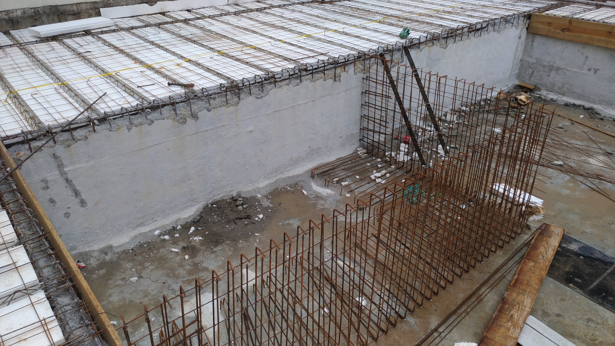 Montagem da nova estrutura da piscina infantil