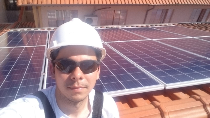 Instalação sistema de 3,25 kWp com módulos Canadian e microinversor APSystems.