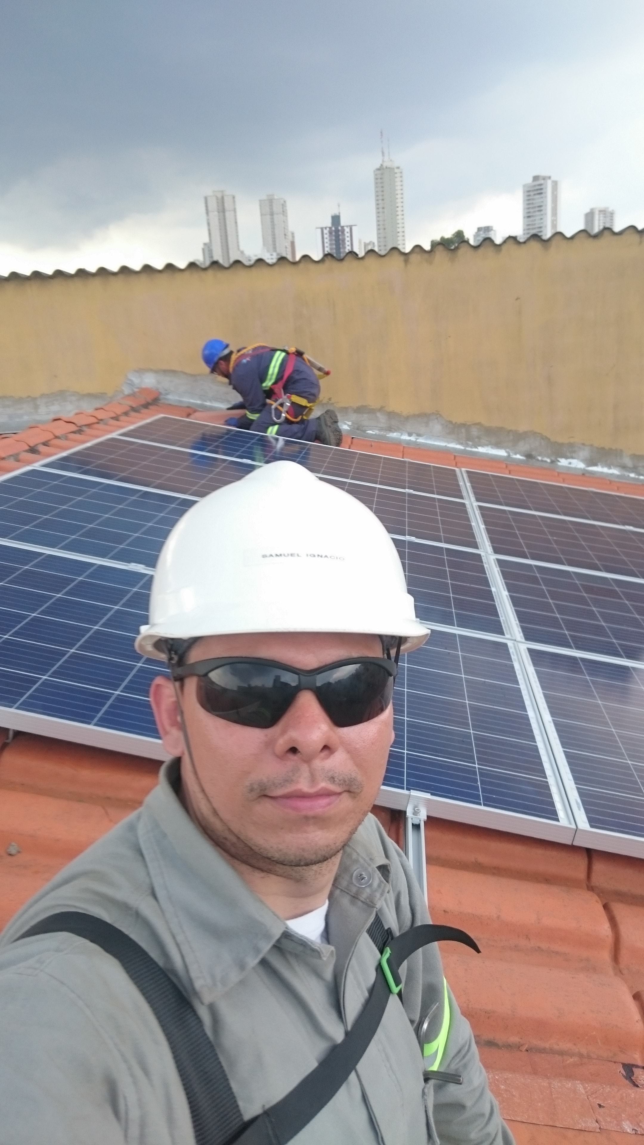 Instalação sistema de 2,56 kWp com módulos Risen e microinversor Renovigi.