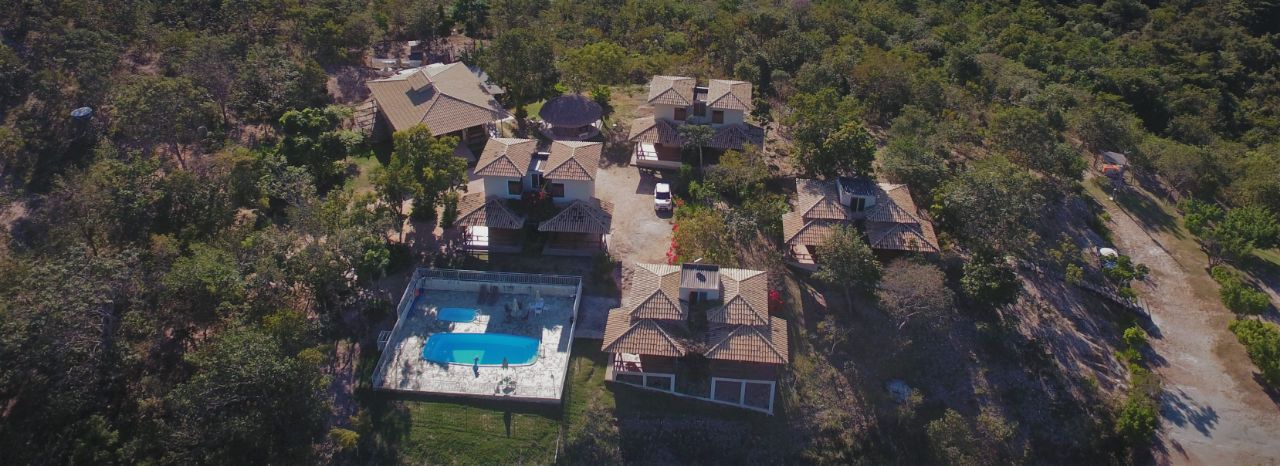 Vista aérea dos Chalés da Cachoeira Poço Encantado