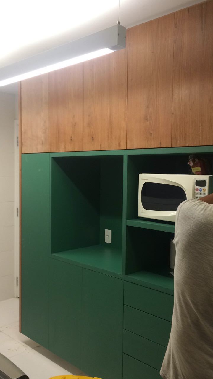 reforma armário alto cozinha folha de madeira fórmica verde nicho microondas sem puxador leve toque apartamento Paulo Vieira