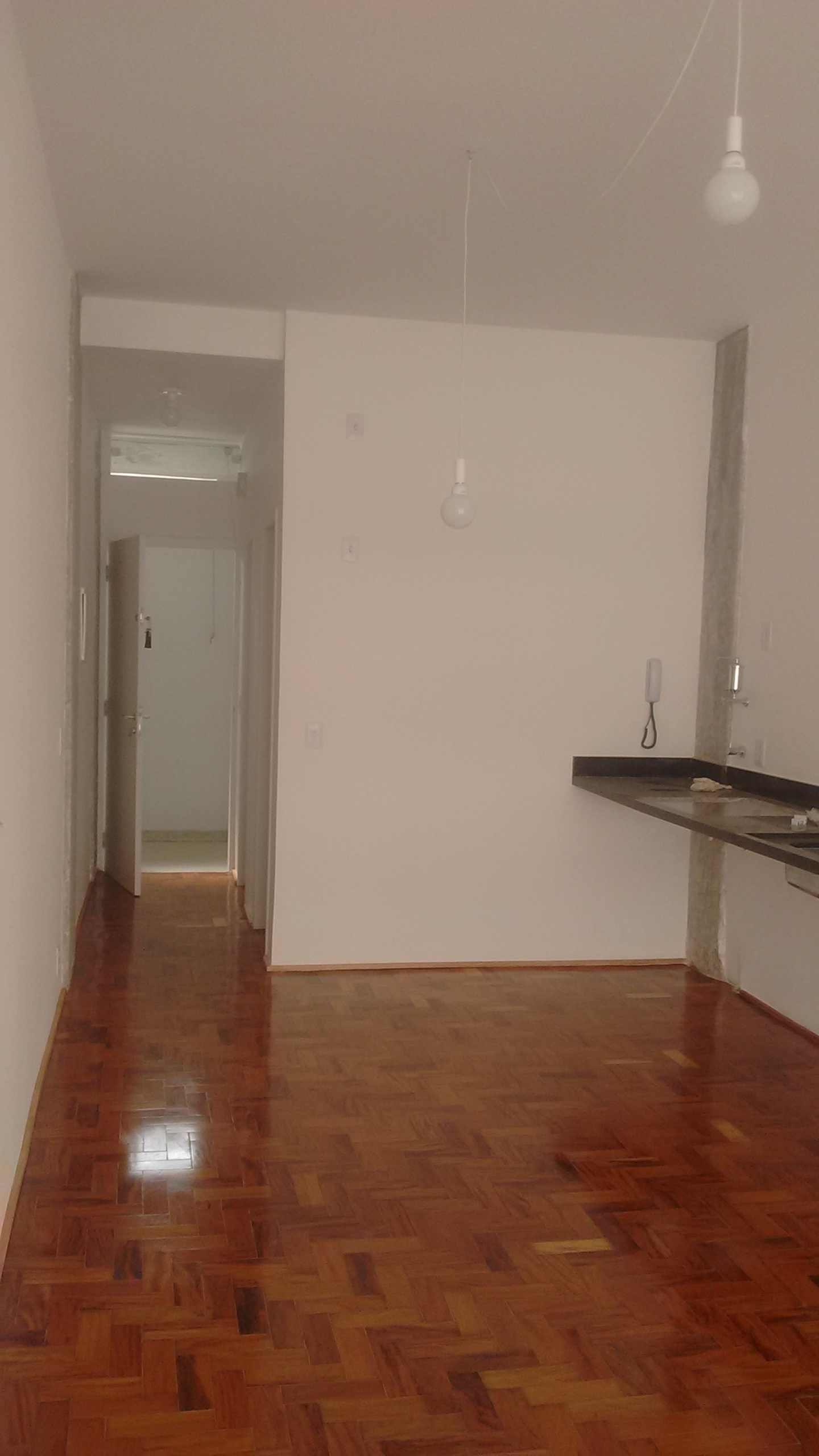 reforma quitinete kitnet kitenete piso taco restauro concreto aparente estrutura caixilho ferro preto manter iluminação lâmpada balão cozinha integrada