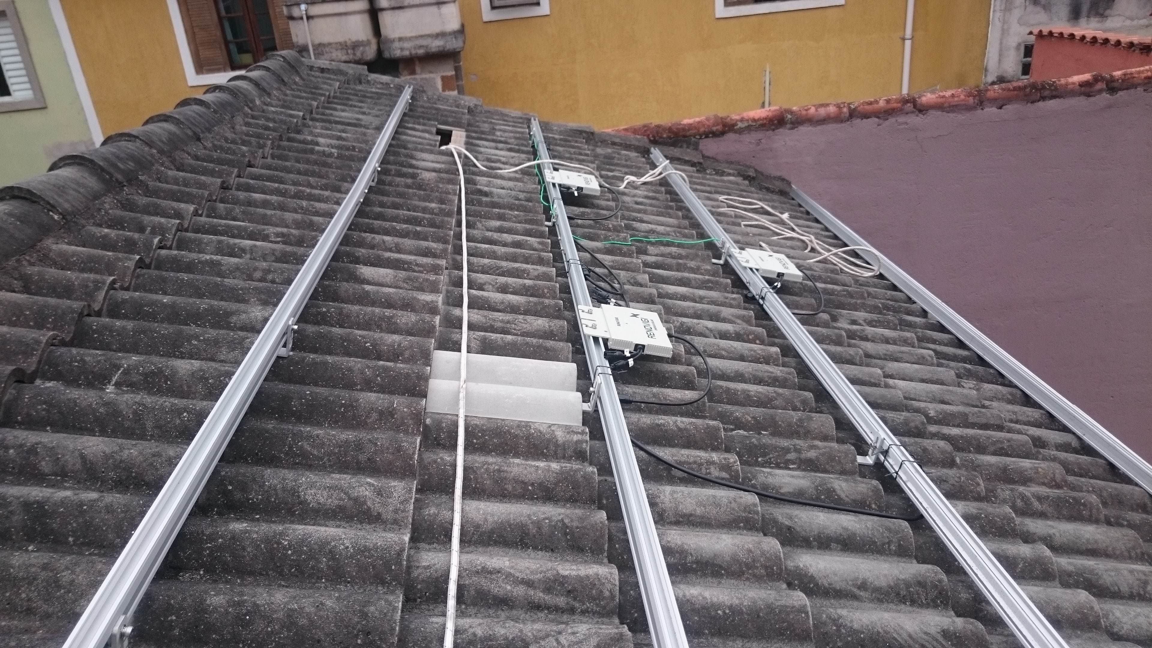 Instalação sistema de 5,76 kWp com módulos Risen e microinversor Renovigi.