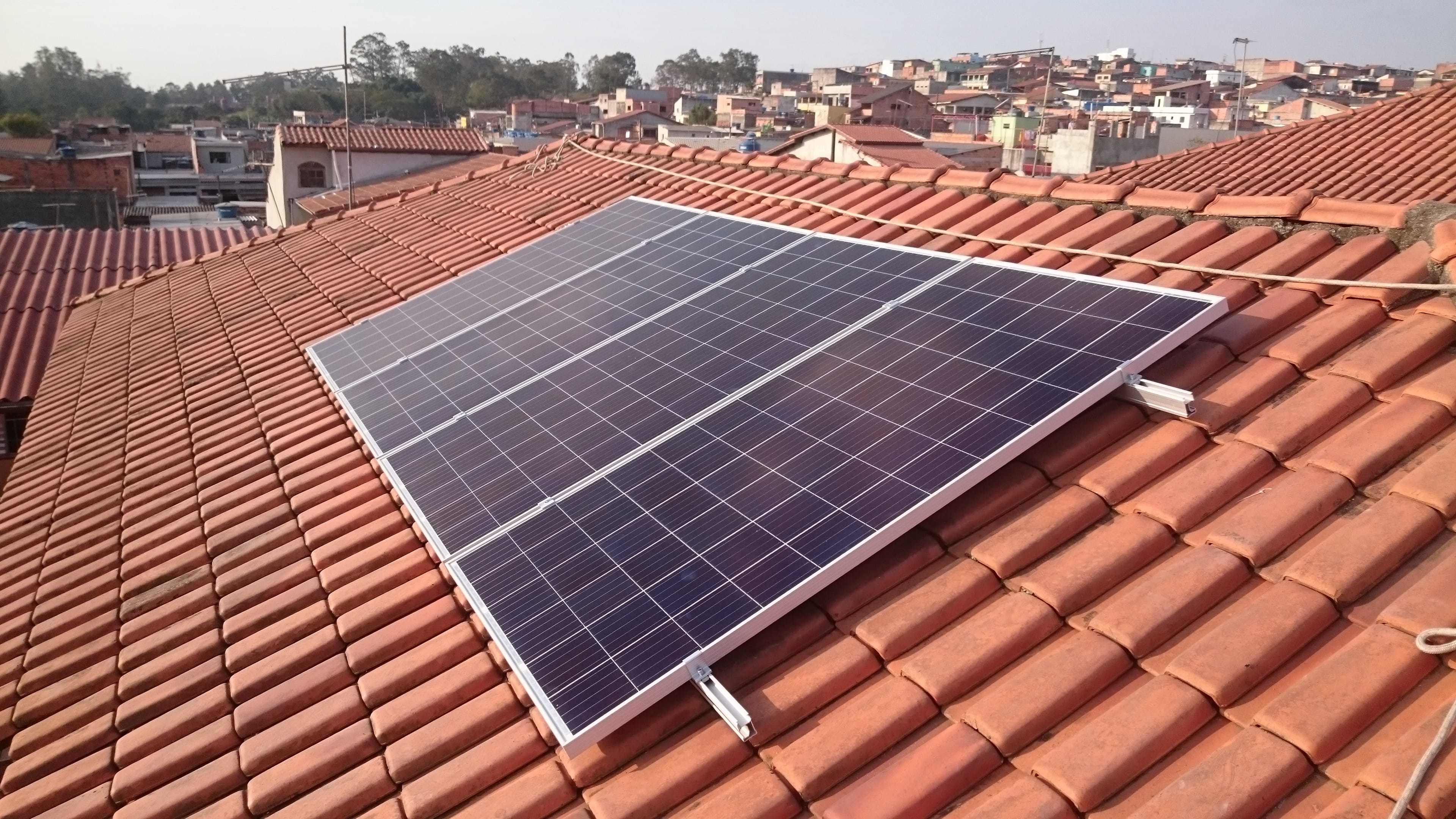 Instalação sistema de 1,28 kWp com módulos Risen e microinversor Renovigi. Instalação na cidade de Suzano - SP