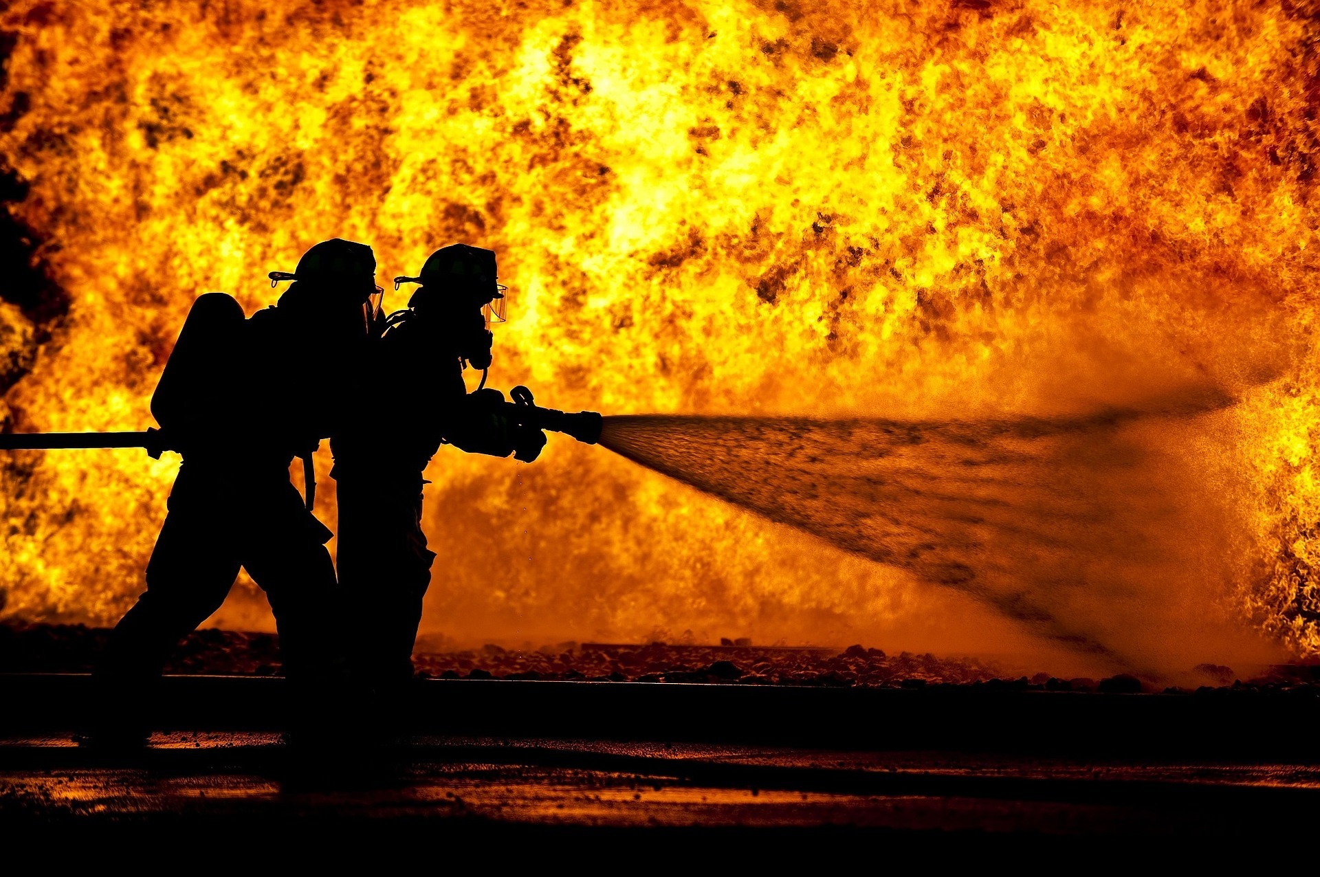 firefighters-870888_1920.jpg