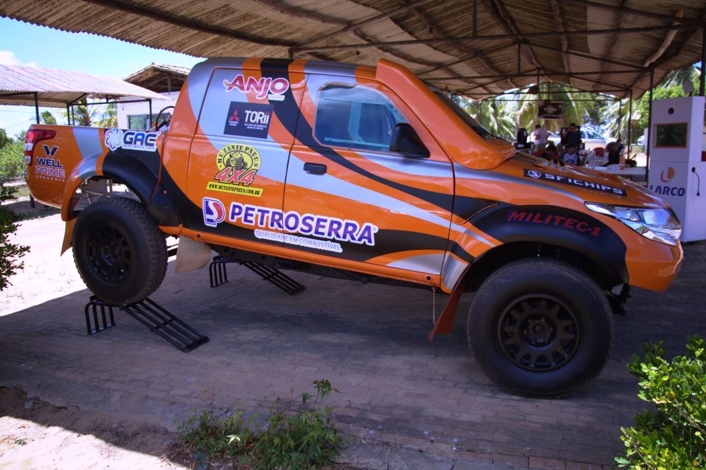 VIATURA ROBERTO CUNHA DE LADO.jpg