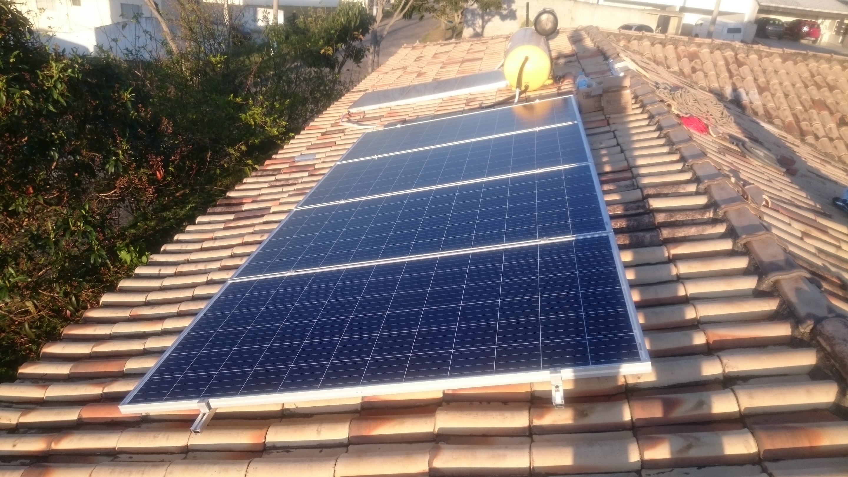 Instalação telhado Cachoeira Paulista, sistema 1,28 kWp - Iliakos Energia Solar