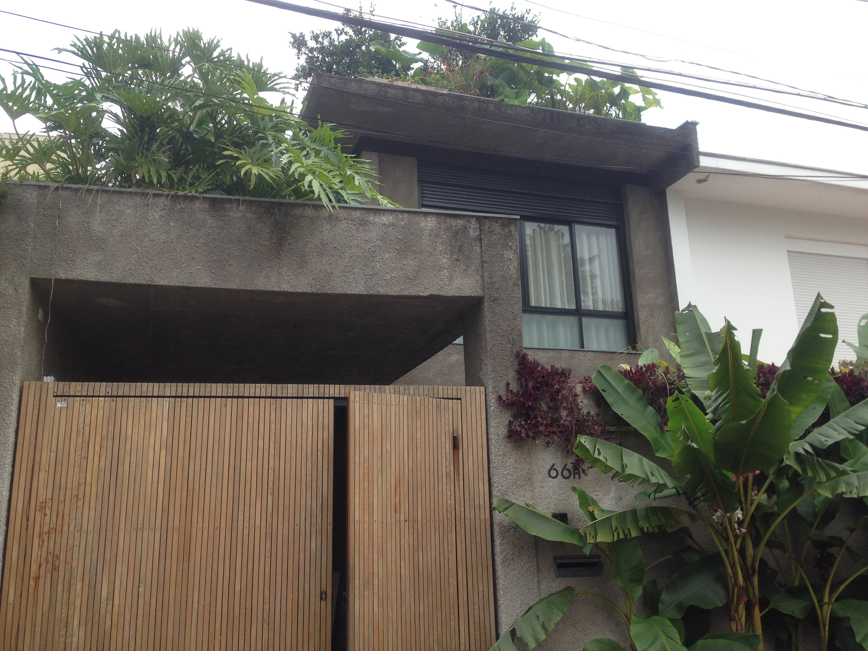 reforma construção obra projeto arquitetura casa vila nova conceição concreto aparente chapisco bananeira guaimbê caixilho preto alumínio portão madeira deck ripa jardim paisagismo estrutura metálica piso taco palito