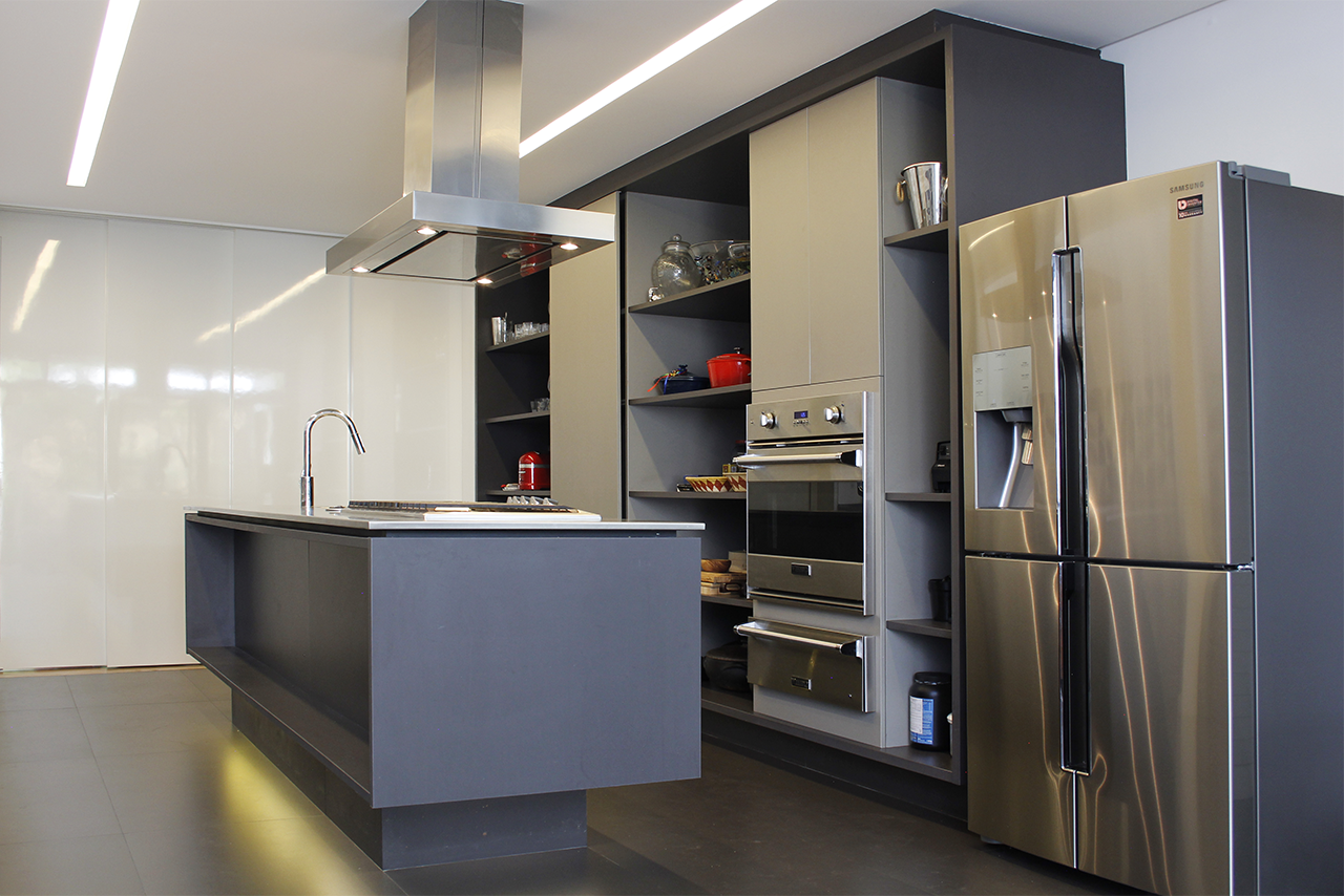 reforma cozinha ilha lourenço de almeida iluminação sob bancada marcenaria armários kitchens bancada inox mekal piso porcelanato 60 x 120 caixilho preto porta correr lousa branca