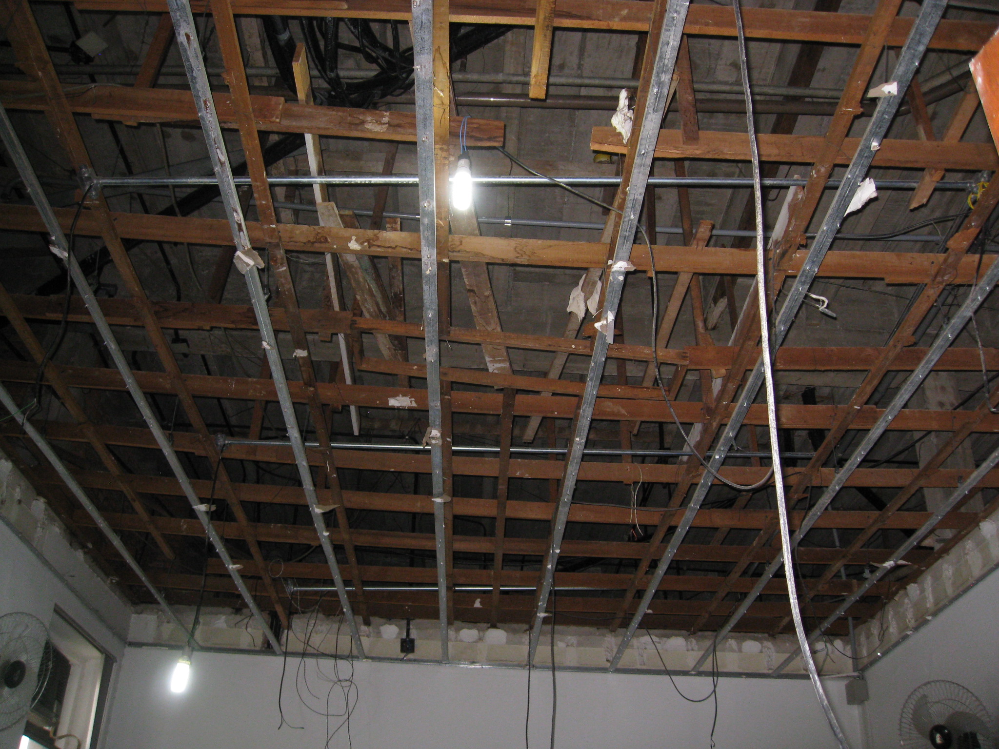 Sala 230 retirada do forro.JPG