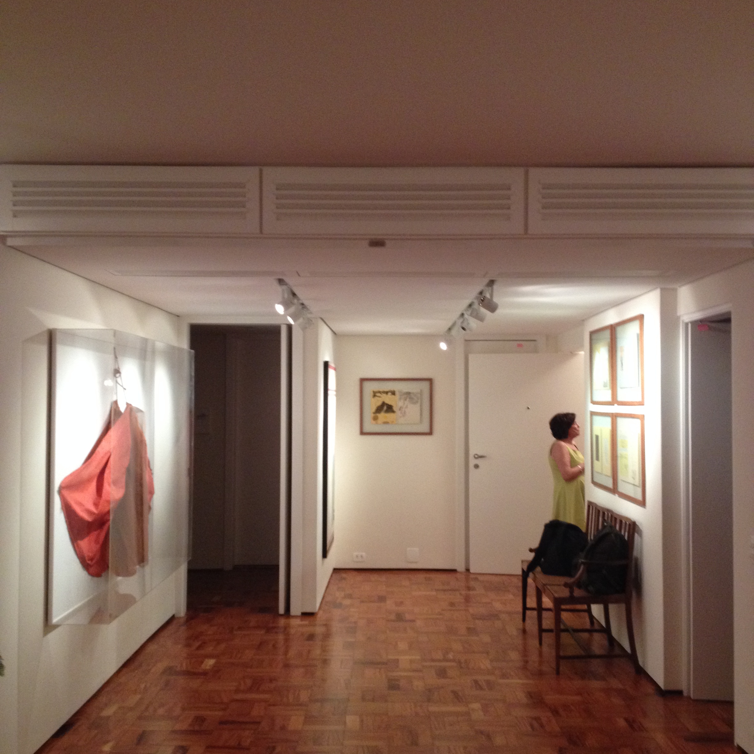 reforma apartamento anos porta pivotante piso teto taco restauro ar condicionado central iluminação reka spot arquitetura projeto obra gerenciamento administração interiores design arte