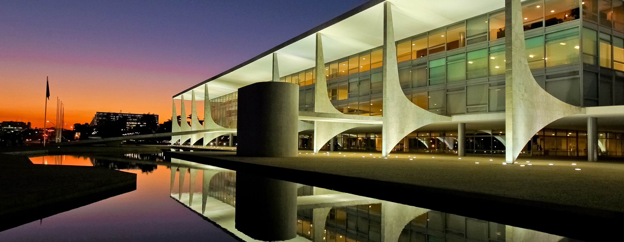 Fotografia do Palácio do Planalto ao entardecer