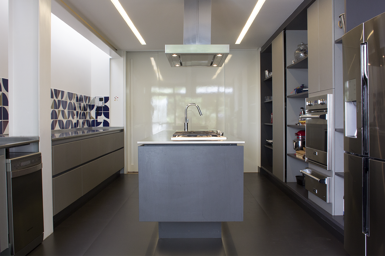 reforma cozinha ilha lourenço de almeida iluminação sob bancada marcenaria armários kitchens bancada inox mekal piso porcelanato 60 x 120 caixilho preto porta correr lousa branca