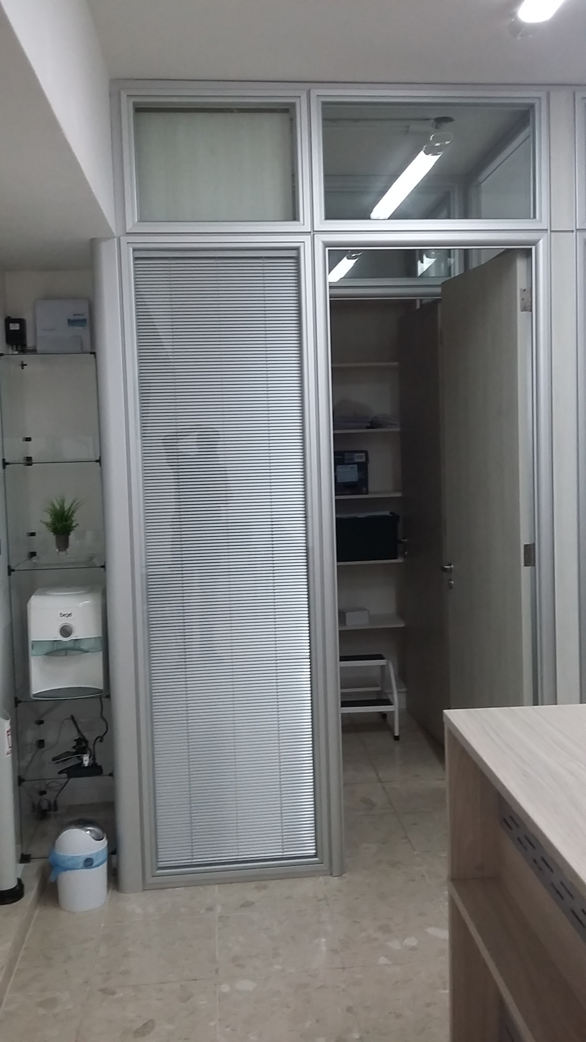 divisorias-vidro-duplo-com-persianas