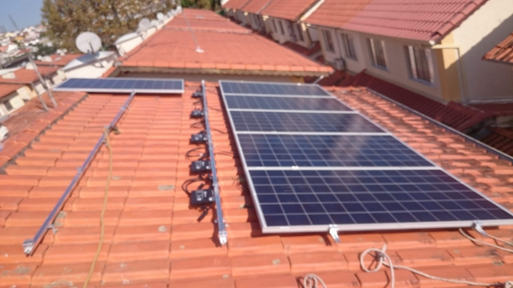 Instalação sistema de 3,25 kWp com módulos Canadian e microinversor APSystems.