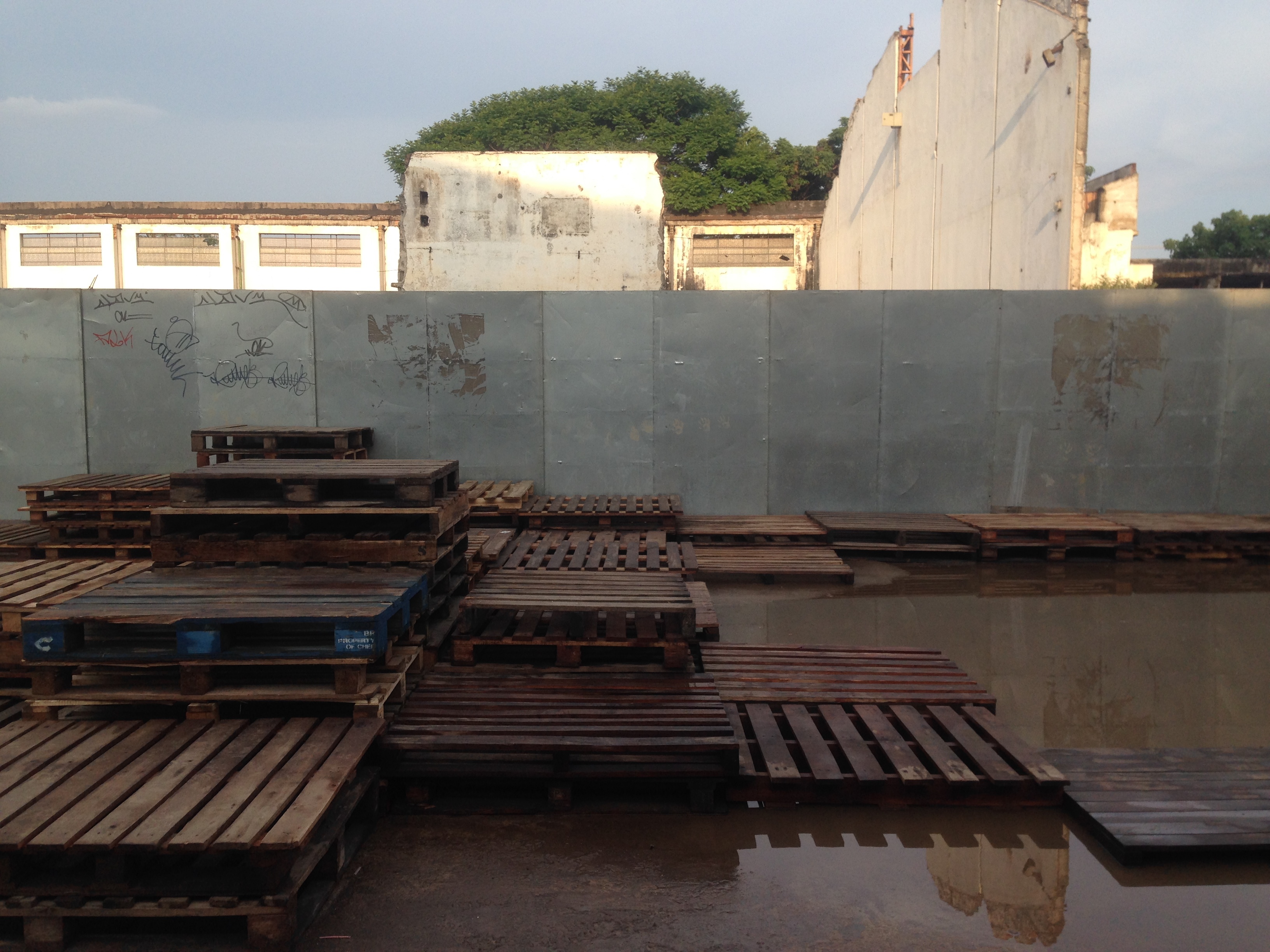 mamba negra voiski água de xuca paletes pallets alagado água chuva fábrica de azeite lounge pista palco mobiliário produção eventos festas  