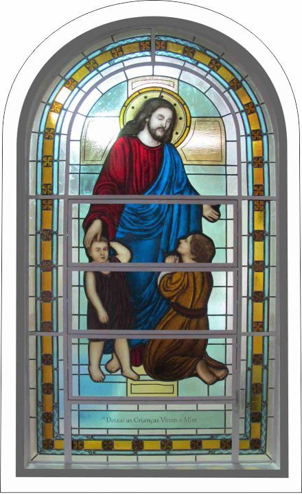 Vitral Jesus Cristo e criancinhas, venda de vitral, telefone de vitrais, fábrica de vitrais, estúdio de vitrais, restauração de vitrais, compra de vitrais, loja de vitrais, contato de vitrais; Iris arte vítrea, Iris arte vítrea; vitral sacro; vitral Florianópolis; Vitral Santa Catarina, Vitraux; stained glass; Capela Colégio Santa Teresinha, Curitibanos; Roberto Petrelli