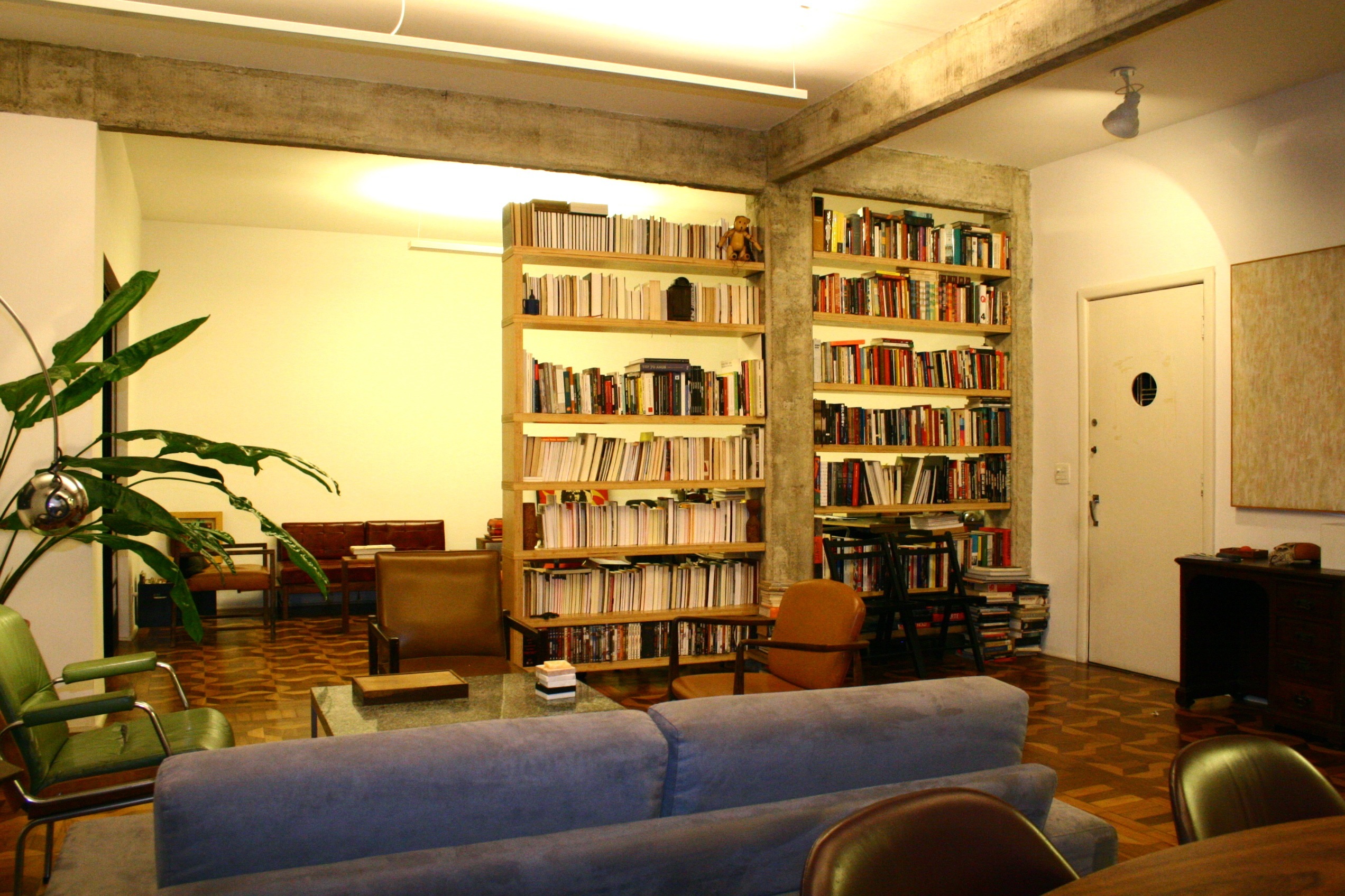 estrutura concreto aparente reforma derrubar demolir demolição paredes mosaico taco piso estante compensado biblioteca iluminação reka restauro 