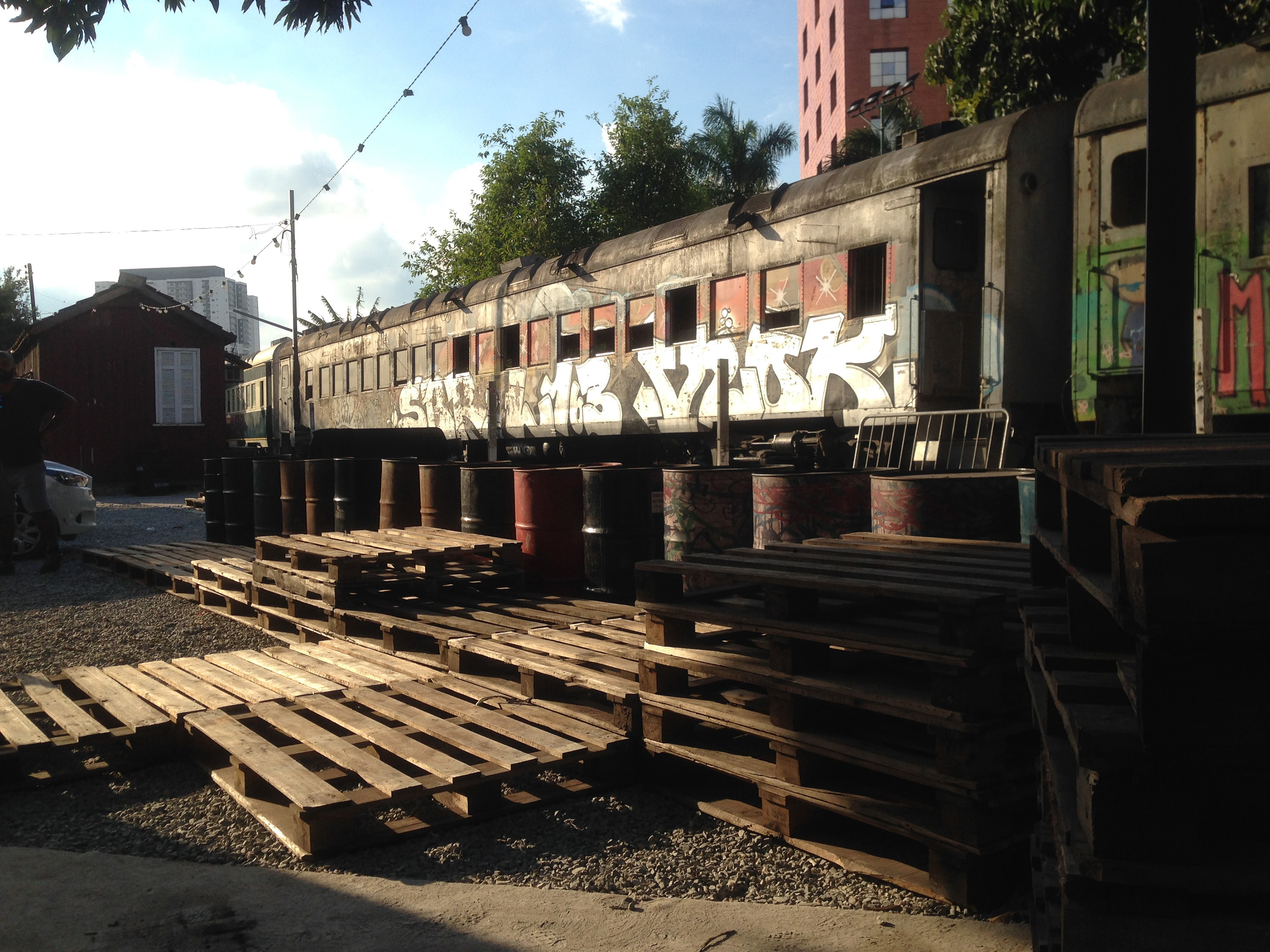 mamba negra carrancuda karrancuda karrankuda paletes pallets trilhos lounge pista palco mobiliário produção eventos festas  