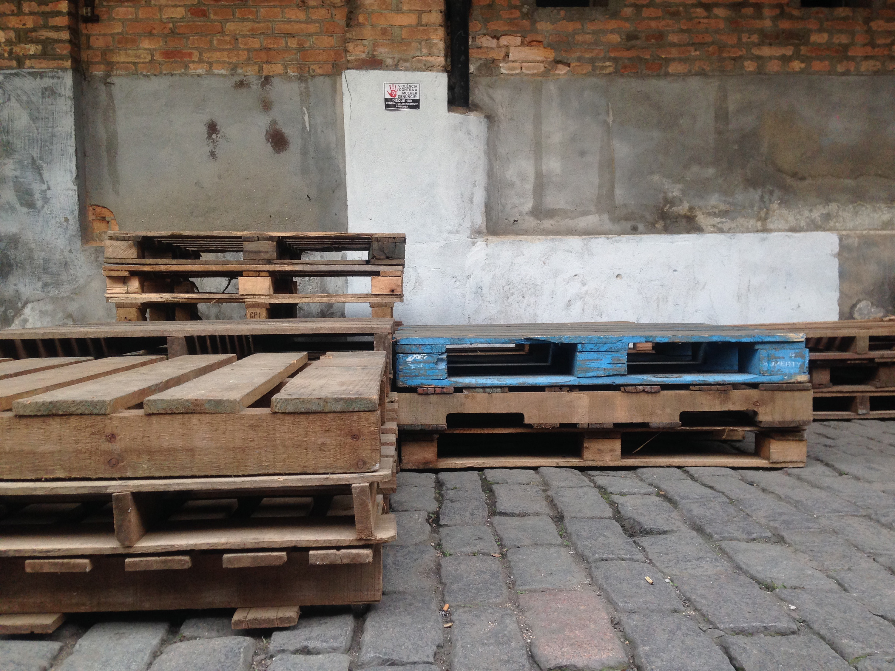 mamba negra sónomão templo de salomão paletes pallets paralelepipedo vila de galpões vilinha virilinha lounge pista palco mobiliário produção eventos festas  