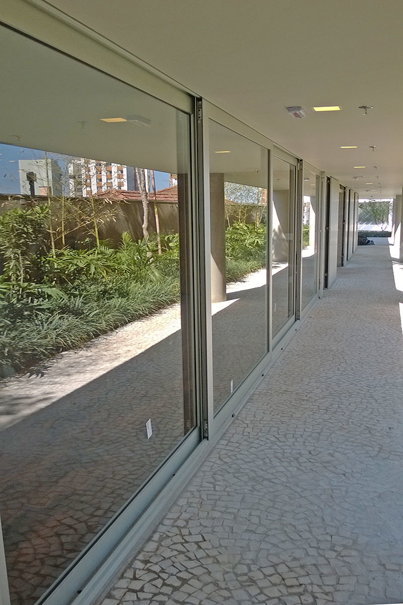 Portas deslizantes alto padrão KYN Vila Madalena SP