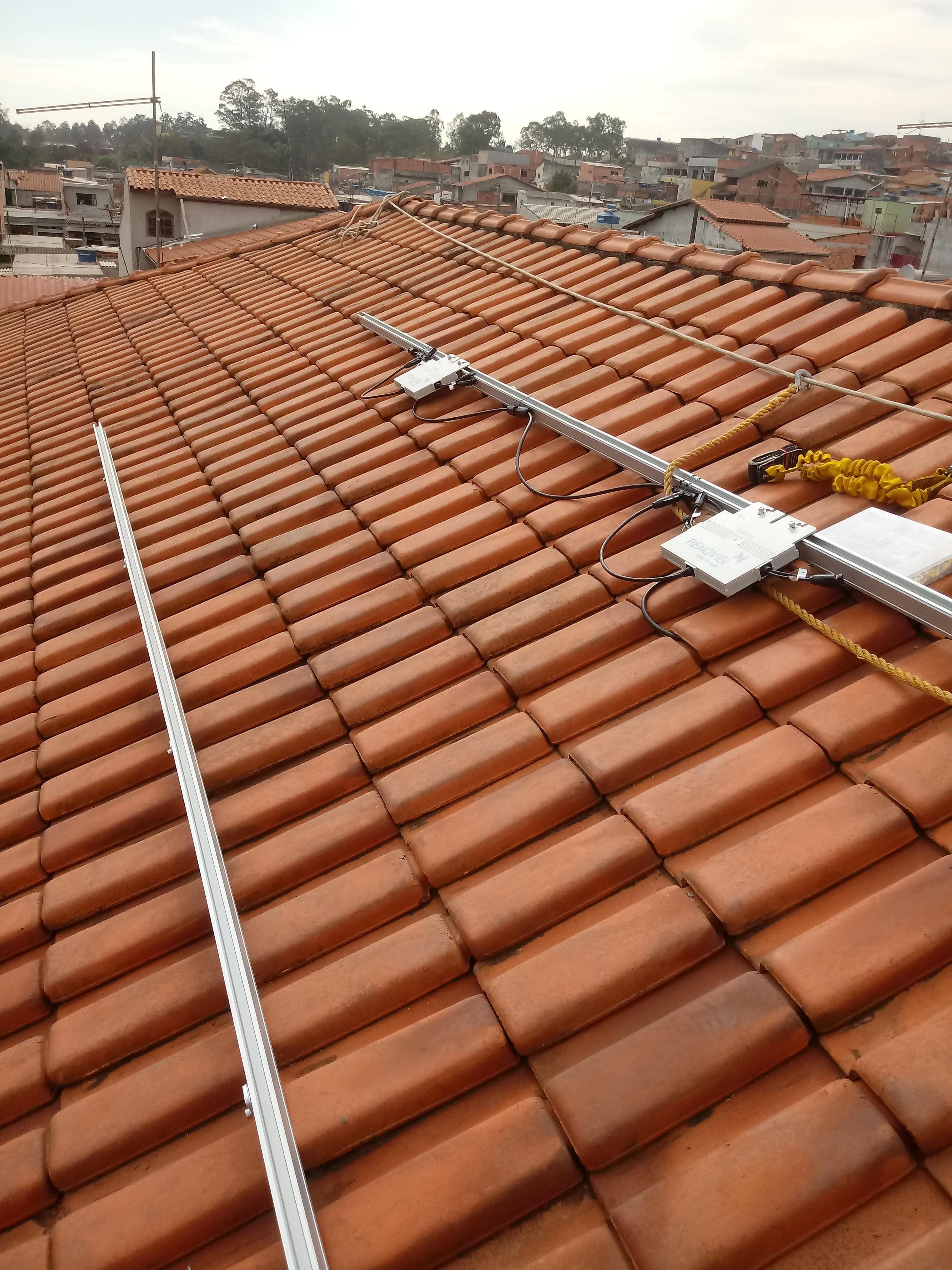 Instalação sistema de 1,28 kWp com módulos Risen e microinversor Renovigi. Instalação na cidade de Suzano - SP