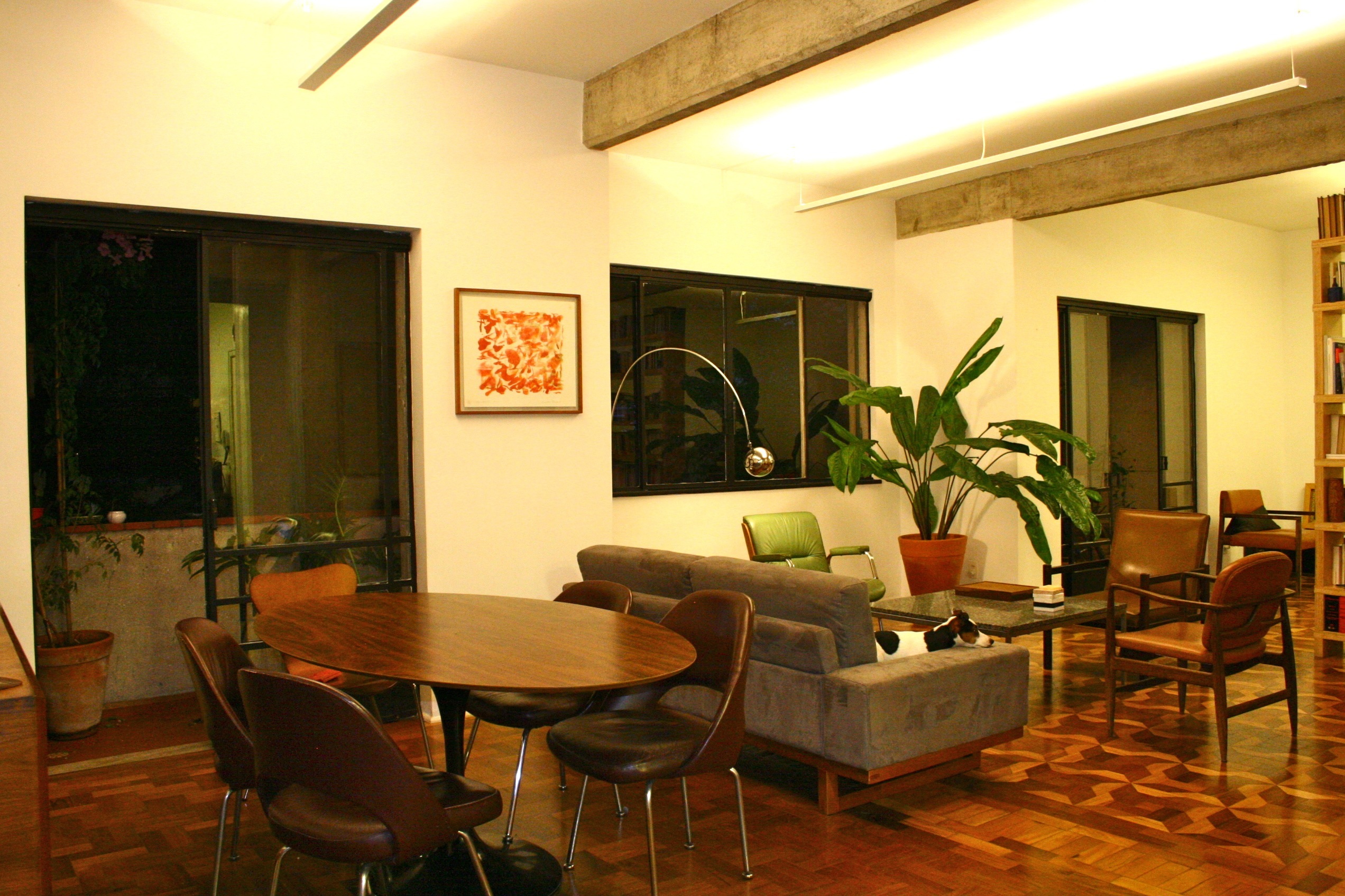 estrutura concreto aparente reforma derrubar demolir demolição paredes mosaico taco piso estante compensado biblioteca iluminação reka restauro 