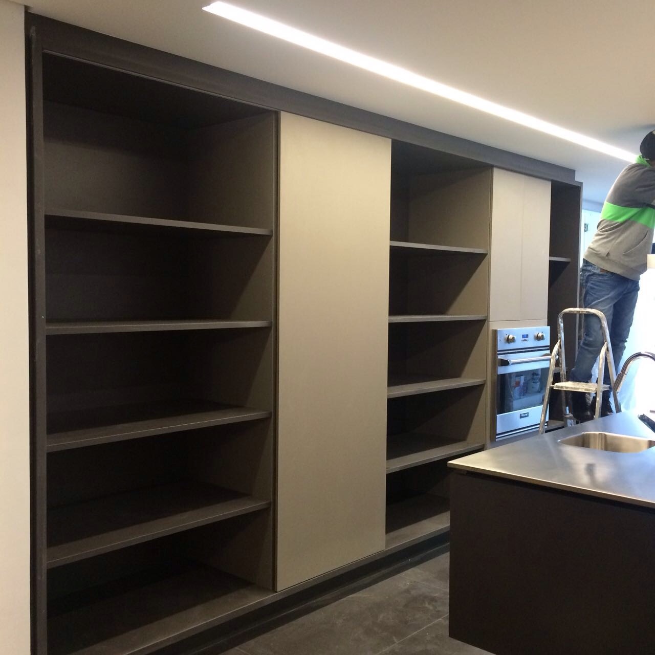 reforma cozinha ilha lourenço de almeida iluminação indireta sob bancada marcenaria armários kitchens bancada inox mekal piso porcelanato 60 x 120 caixilho preto