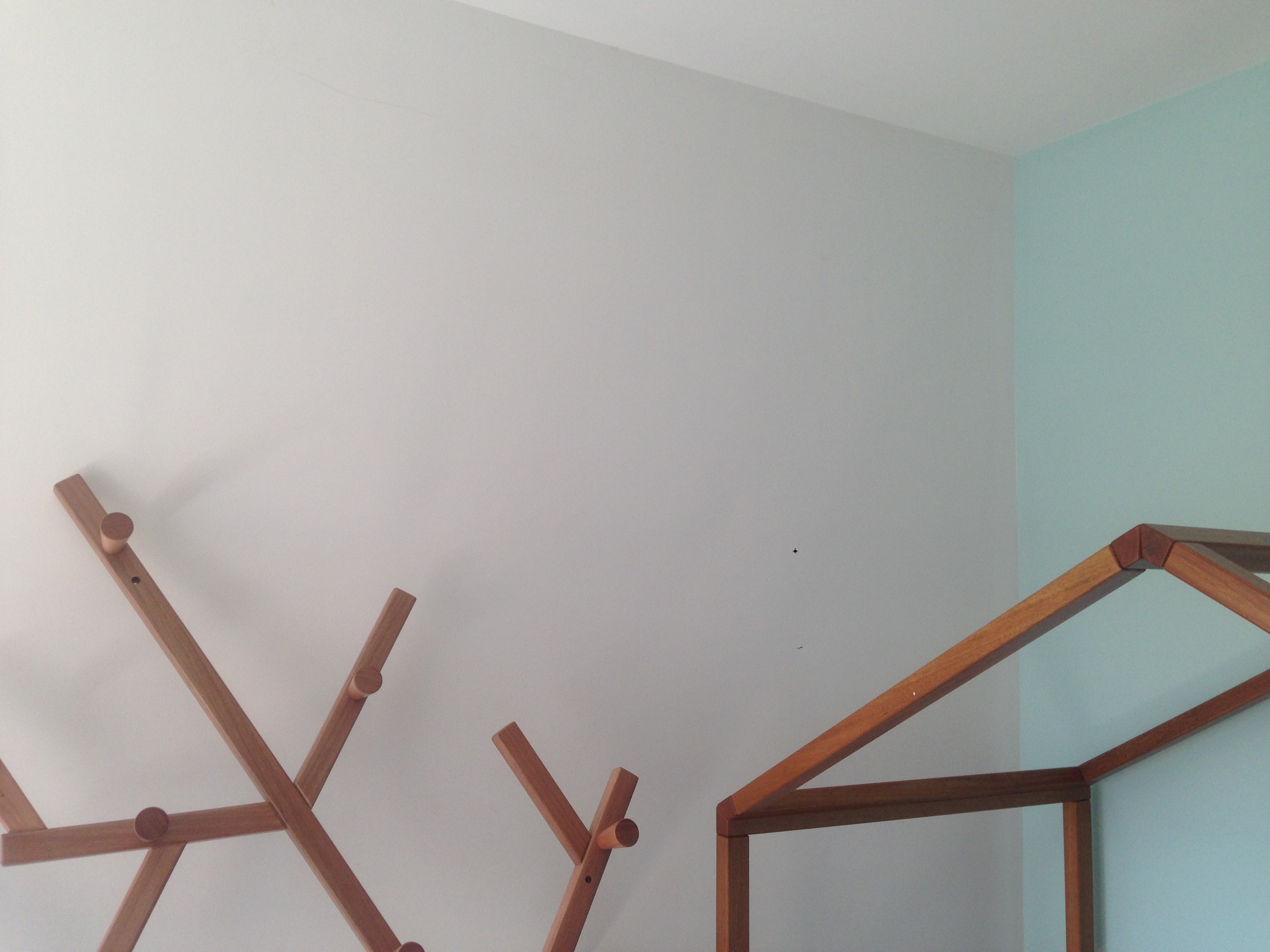 detalhe berço e cabideiro árvore ameise quarto bebê - apto Paulo Vieira