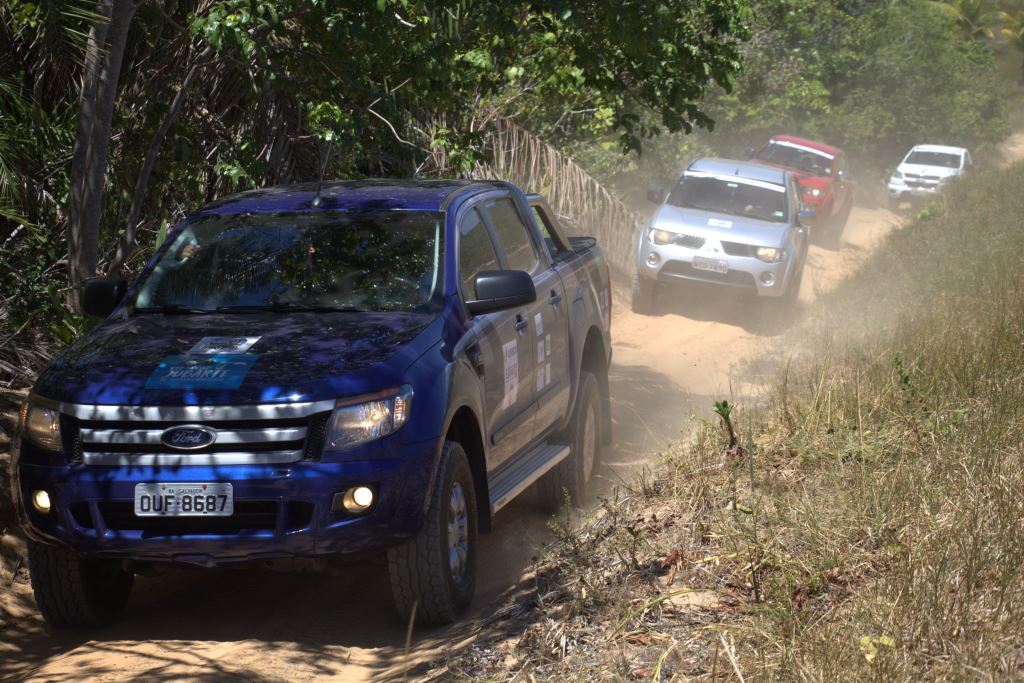 PICKUPS JUNTAS COM SUZY NA FRENTE.jpg