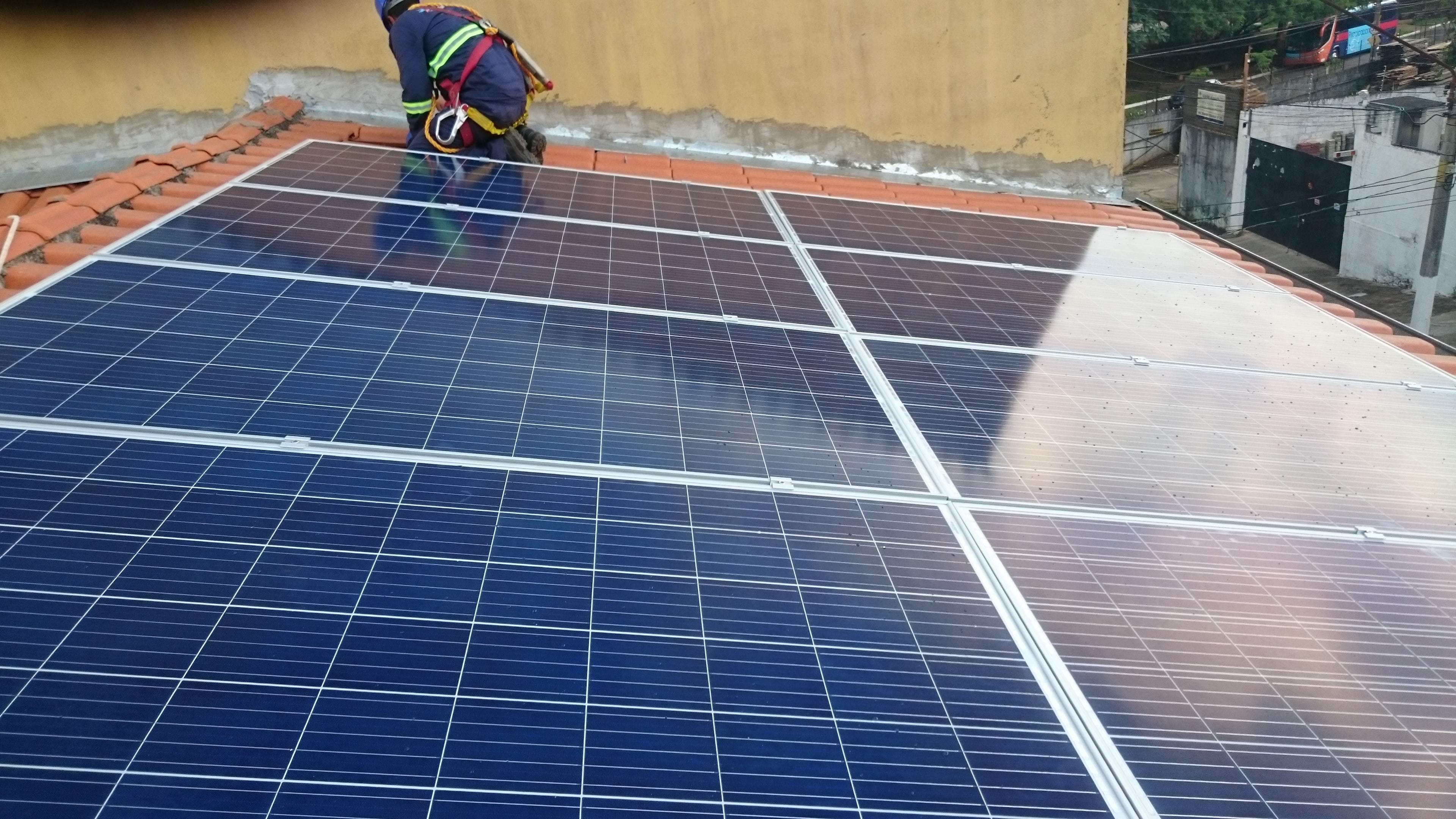 Instalação sistema de 2,56 kWp com módulos Risen e microinversor Renovigi.