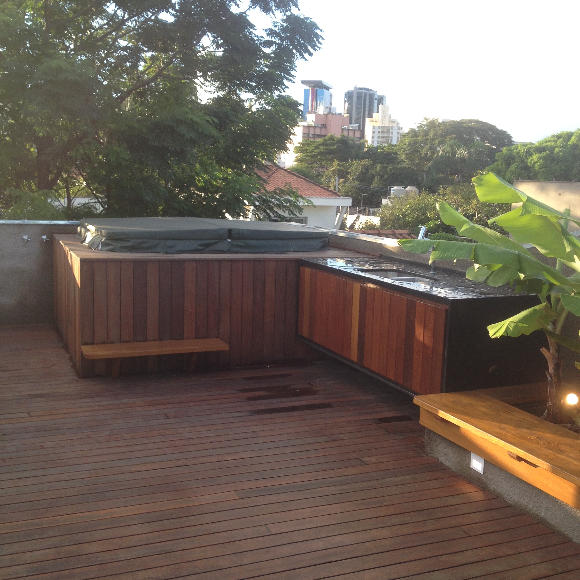 reforma construção obra projeto arquitetura casa vila nova conceição concreto aparente chapisco bananeira guaimbê caixilho preto alumínio portão madeira deck ripa jardim paisagismo estrutura metálica piso taco palito