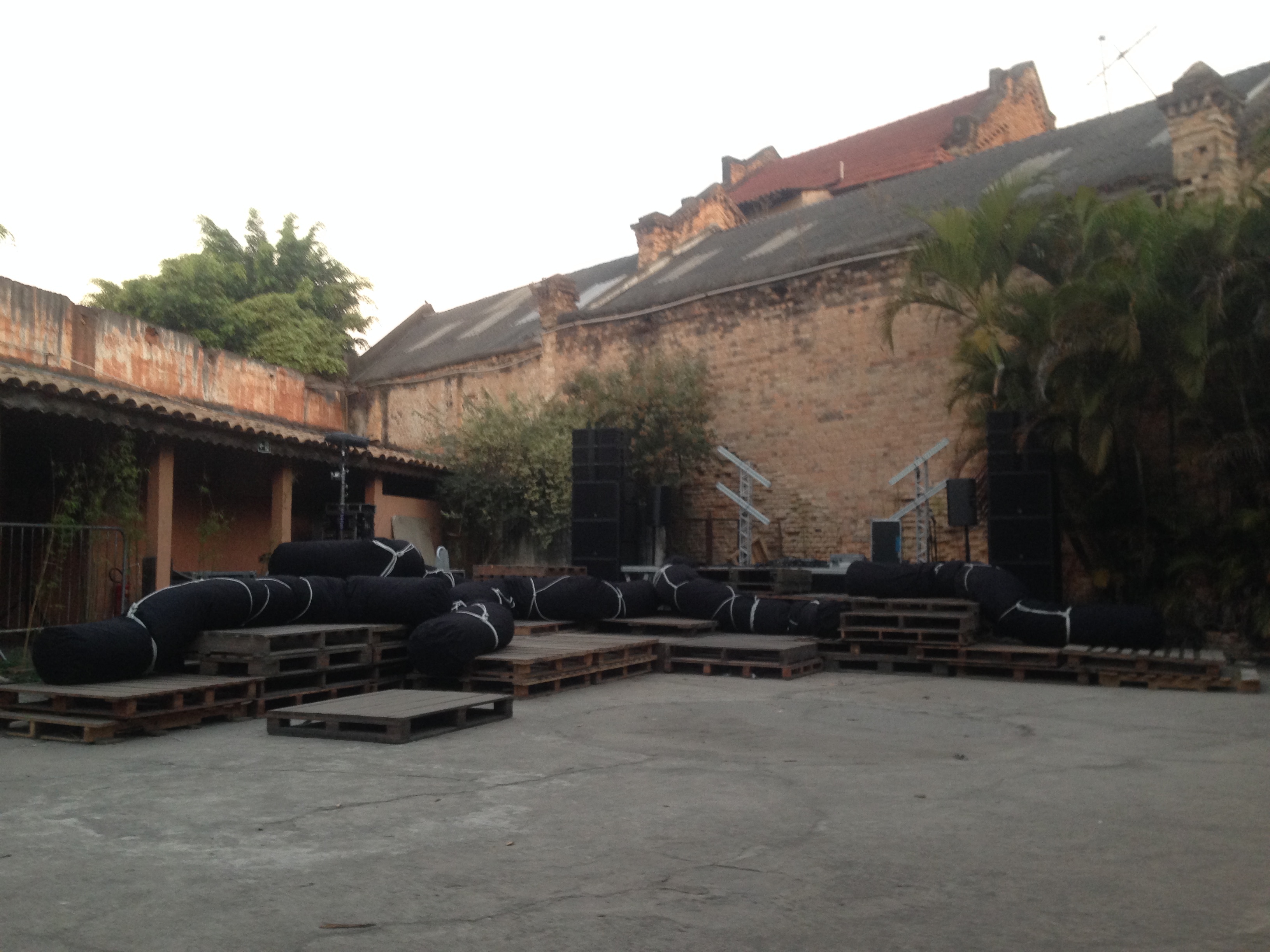 mamba negra assumida paletes pallets pufe almofadas shibari bondage cordas vila de galpões vilinha virilinha lounge pista palco mobiliário produção eventos festas  