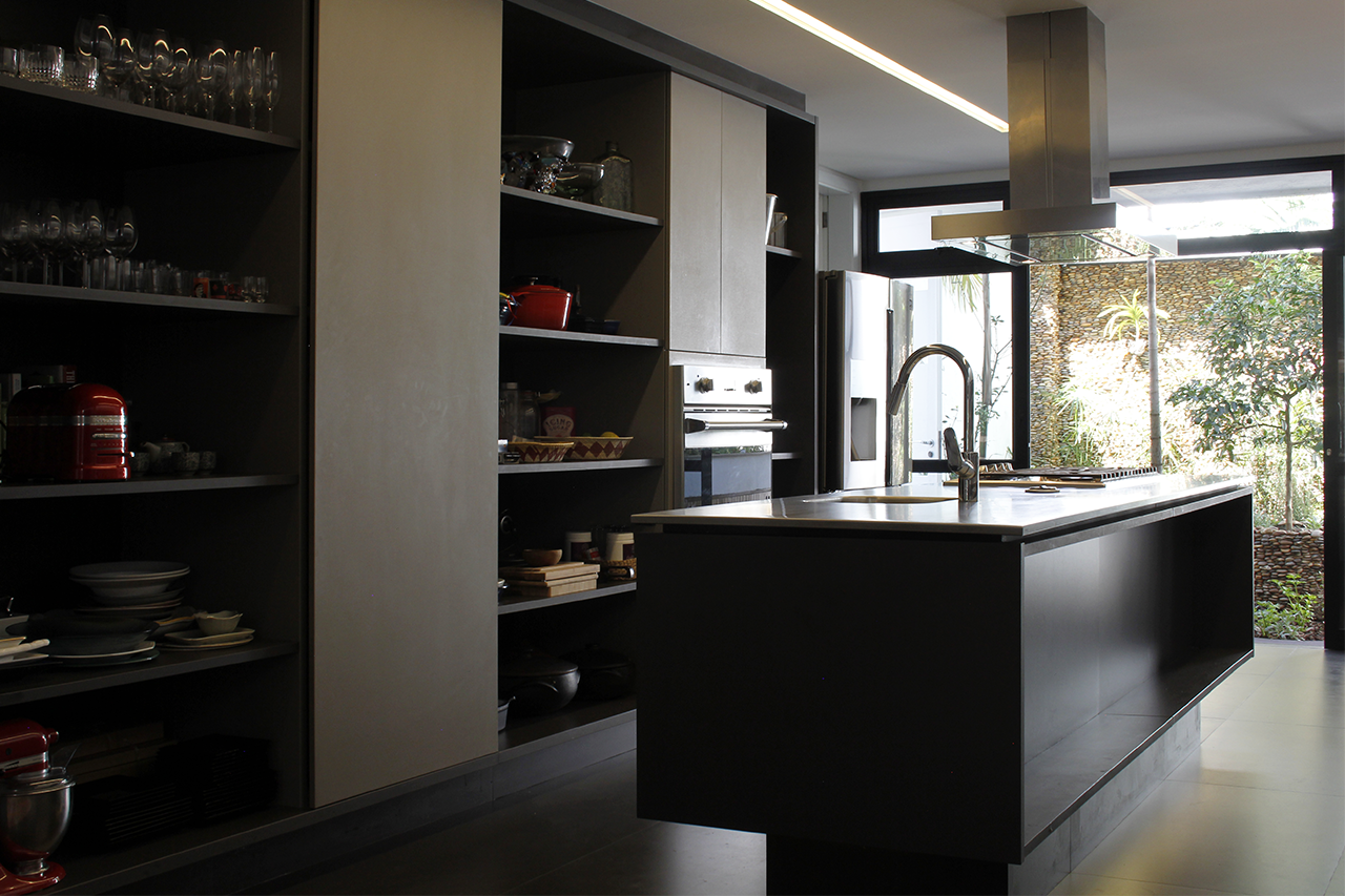 reforma cozinha jardim forno embutido alto ilha lourenço de almeida iluminação sob bancada marcenaria armários kitchens bancada inox mekal piso porcelanato 60 x 120 caixilho preto porta correr lousa branca