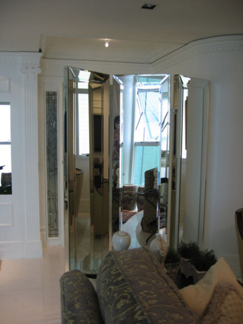 biombo em espelho, espelho decoração, espelhos artísticos, espelhos decorados, espelhos para sala, espelhos para banheiro, roberto petrelli, iris arte vítrea, espelhos bisotados