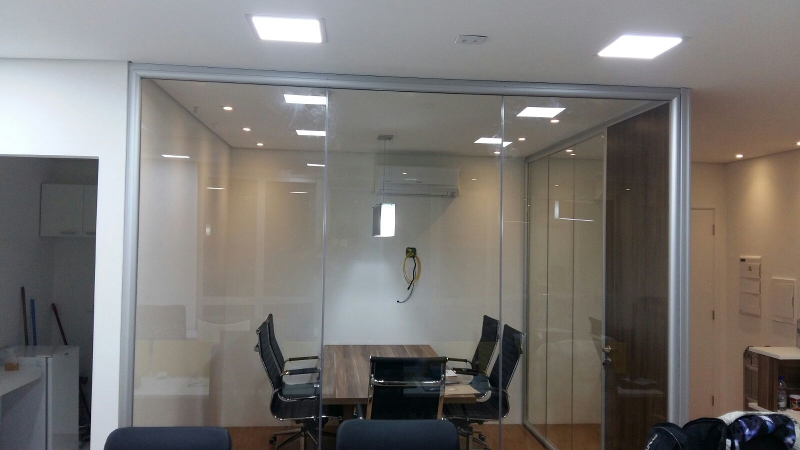 Divisórias de vidro com persinas embutida