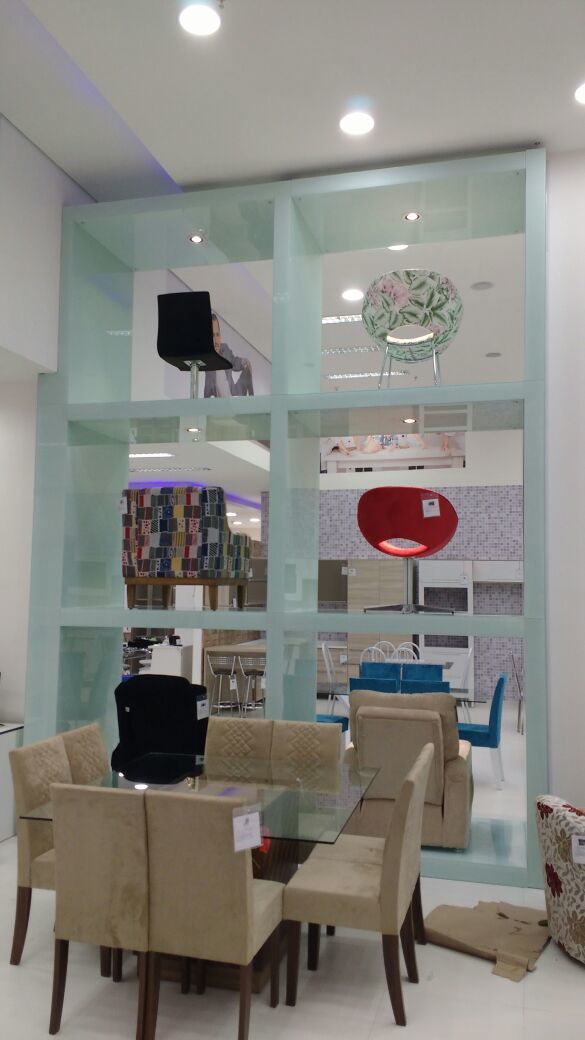 expositor em vidro colorido